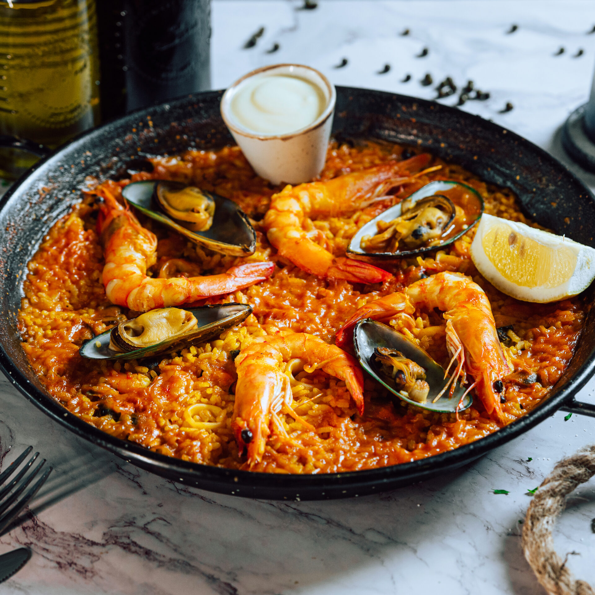 Veniți să savurați Paella cu fructe de mare de la Juicy Crab